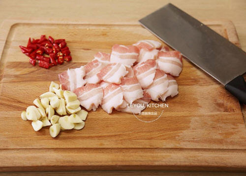 圆白菜炒五花肉(图1)
